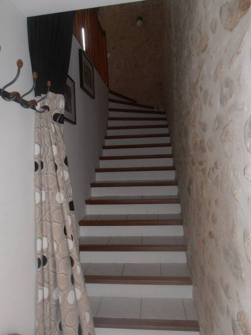 volée d'escalier vers le premier étage,meuble à chaussures à l'entrée , l'immense garage étant au RDC