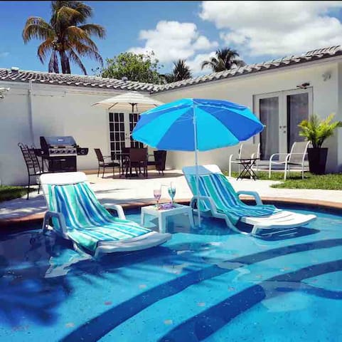 Perfect escape oasis 4br3ba heated pool Upto 10pp*