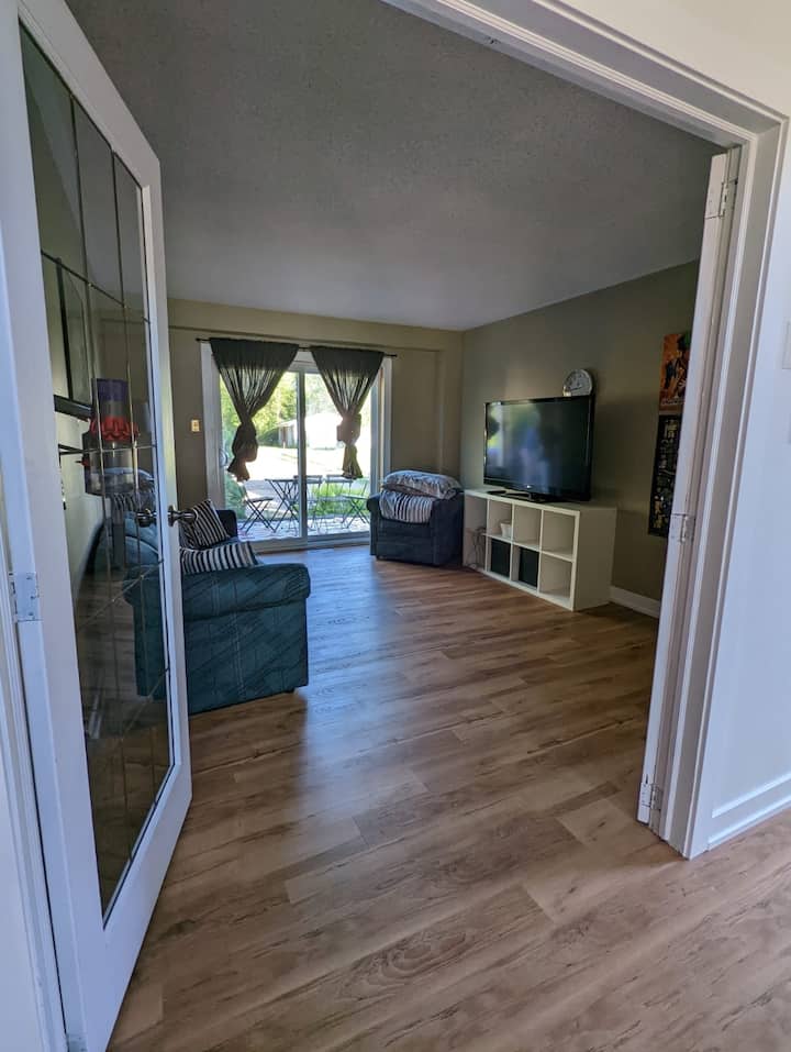 Camera degli ospiti. Il divano è un divano letto a due piazze. 