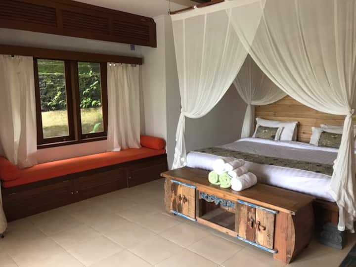 חדר שינה מס '1 בקומה הראשונה עם מיטת קינג סייז, מיטת יום, חדר רחצה פרטי, מיזוג אוויר ומרפסת שמובילה לבריכה.  