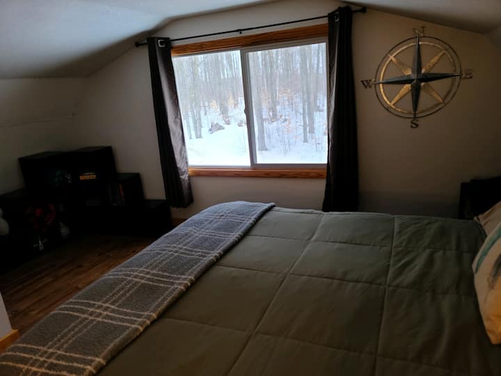 صورة ثانية لغرفة النوم الخلفية الثانية. 