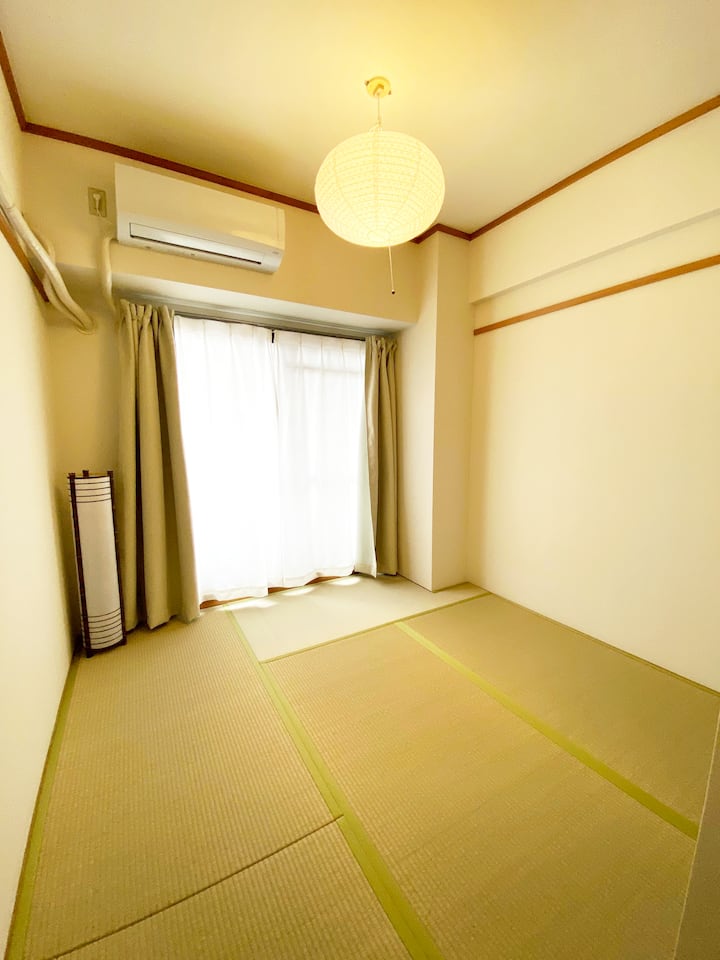 Dhomë në Hiroshima
広島
Tatami・畳の部屋
Mund të vendosen dy grupe futons
