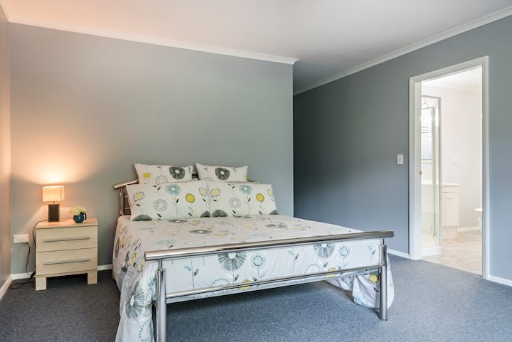 Opustite se i uživajte u noćnom spavanju u udobnom krevetu.