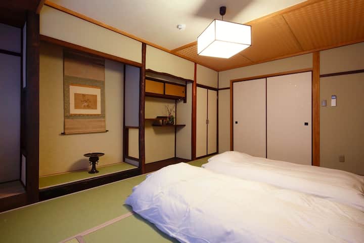 Chumba kikubwa cha mtindo wa Kijapani kwenye ghorofa ya 2. Inatoshea hadi wageni 4 kwa kutumia magodoro.