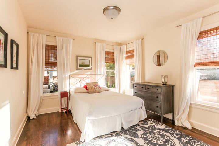 Charming 4BR Rosedale Home Sleeps 10! gallery image 4