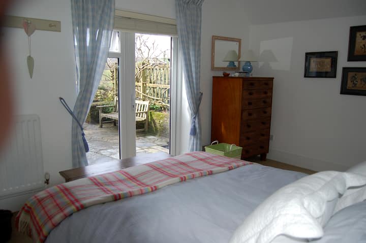 ห้องนอนคู่พร้อมวิวระเบียงและแม่น้ำ