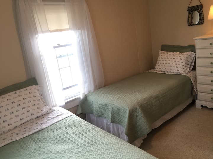 第四间卧室可俯瞰湖泊，提供两张单人床。