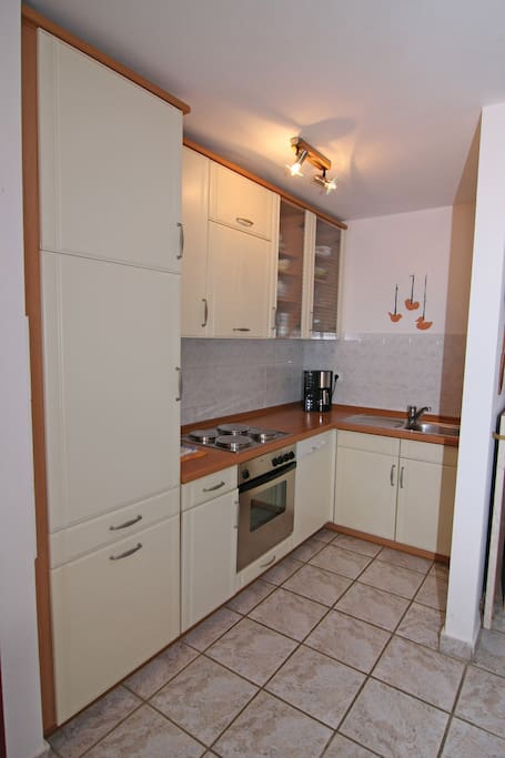 Küchenansicht - komplett ausgestattet mit 3* Kühlshrank, Backofen und Spülmaschine