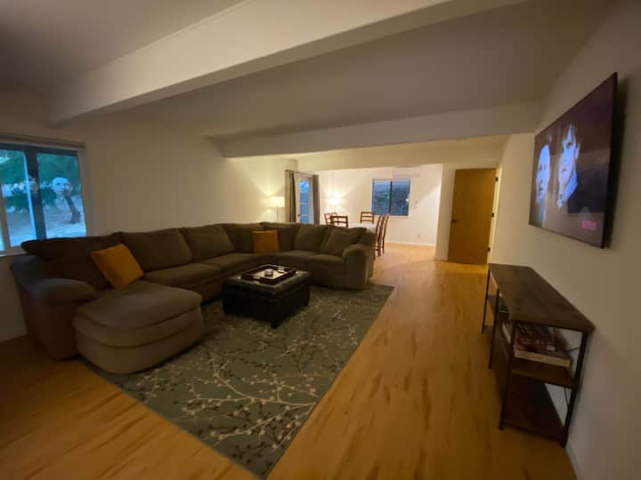 غرفة إضافية في الطابق السفلي. تلفزيون ذكي للأفلام، رف مع ألعاب الطاولة والألغاز. تفتح الأريكة على سرير بالحجم الكامل. يُفتح المقعد مع مساحة لتخزين الوسائد والفراش. 