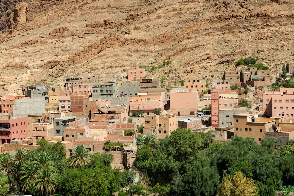Le village est accessible depuis Tinghir (14 km) en voiture, bus et taxis locaux. Petite marche de quelques minutes si vous êtes à pieds, le long de l'oued depuis la route pour accéder à la maison