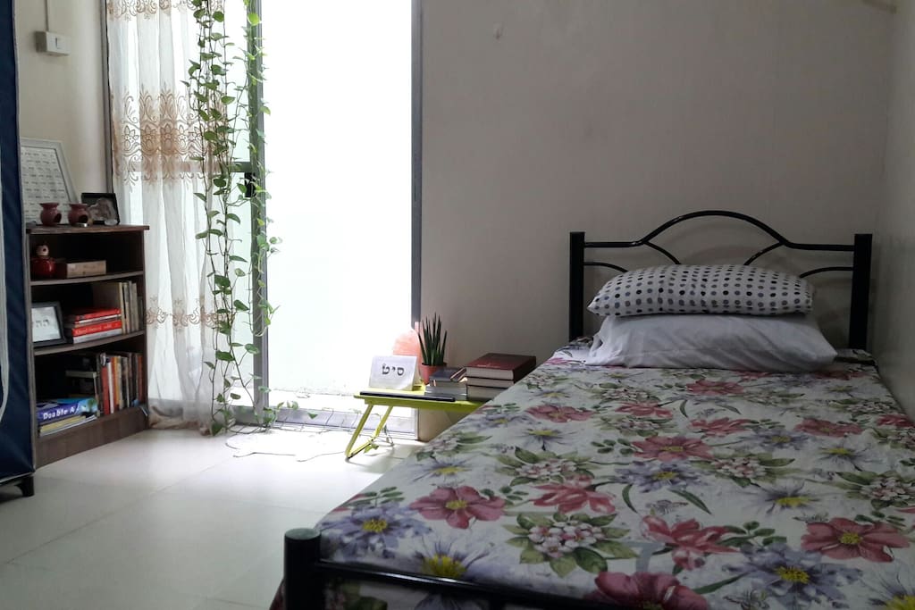 Single bed but have beddings for extra guest.