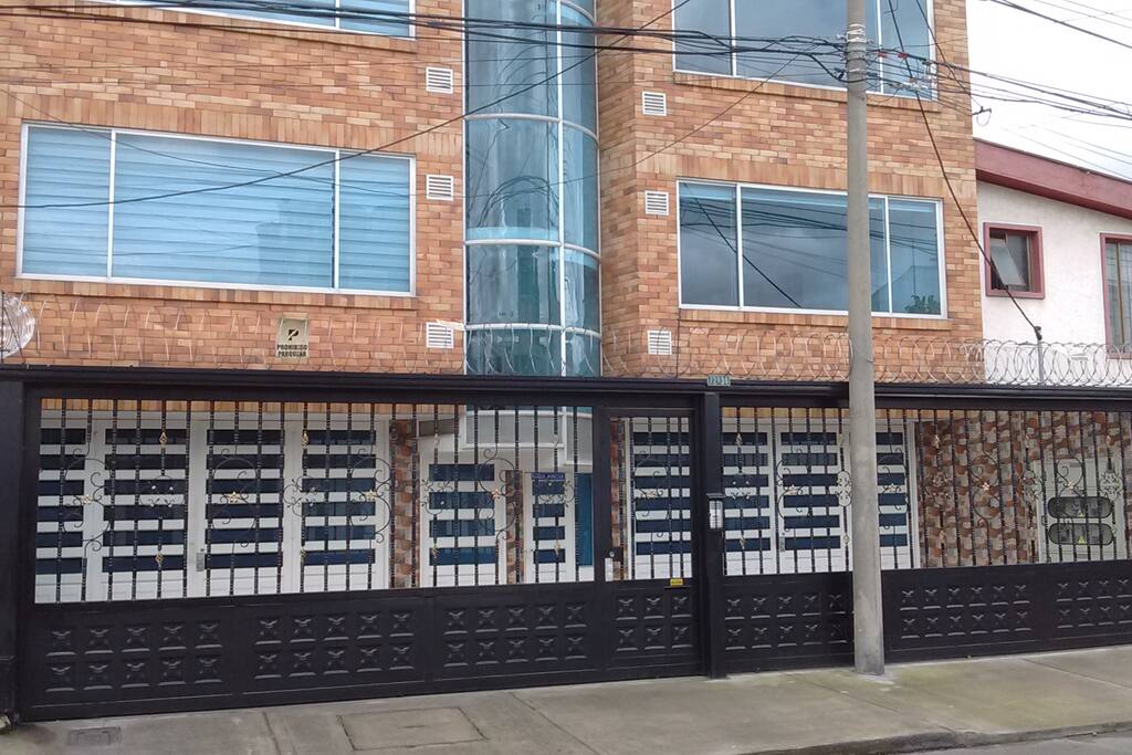 Hogar familiar, ubicado en el segundo piso de un moderno apartamento muy cerca del aeropuerto internacional El Dorado