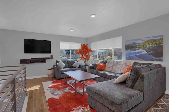 Luxurious, Quiet, Families, Hot Tub, Location - Colorado Springs, CO