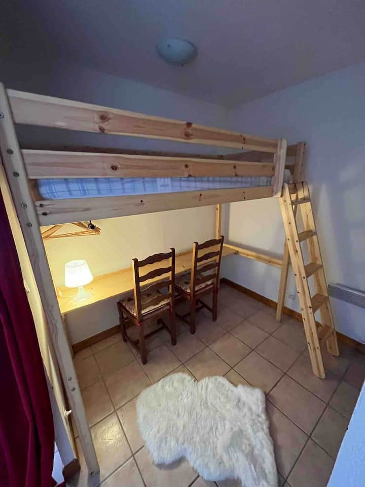 Bedroom with a single bed