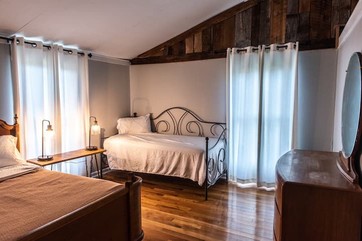 Coleman Suite Guest Room with Full and Single Bed