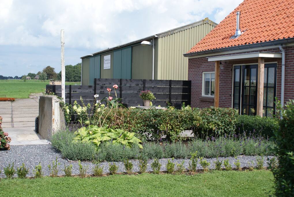 Aanzicht terras/appartement vanaf de weg