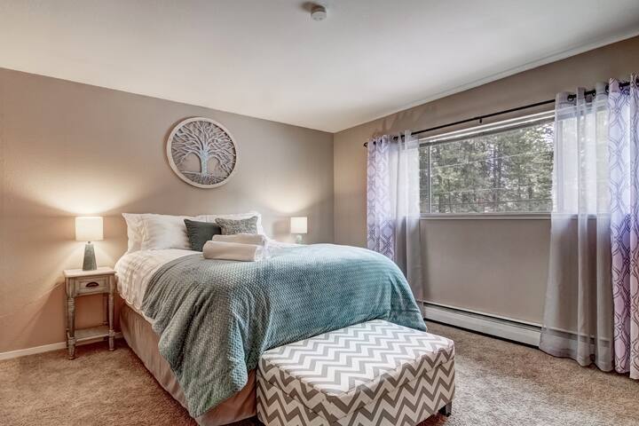 Beautiful 1BR Walk to Lake, Shops, & Restaurants!