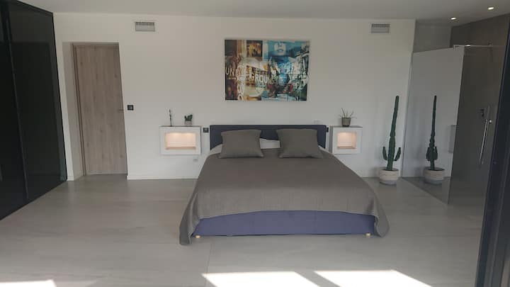 غرفة نوم رئيسية بمساحة 35 مترًا مربعًا، سرير 180 × 200 سم مع دش زجاجي مزدوج وحوض استحمام 180 لتر. غرفة تبديل الملابس بطول 5 أمتار بارتفاع 270 سم.