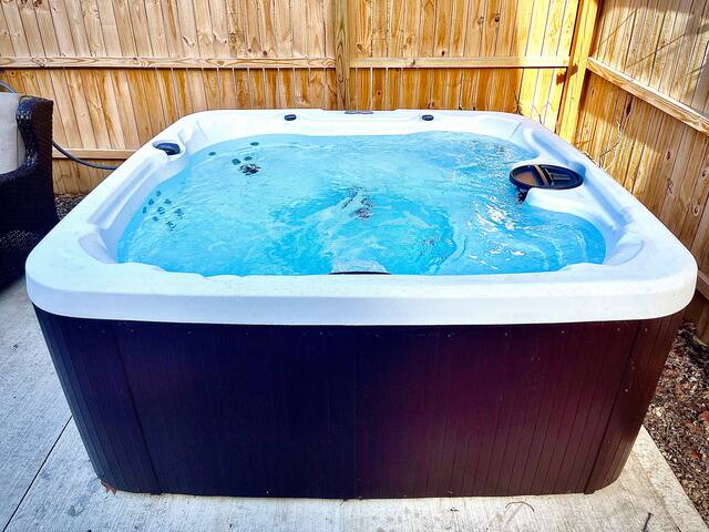 Entire Grandview Quad w/ Hot Tub gallery image 2