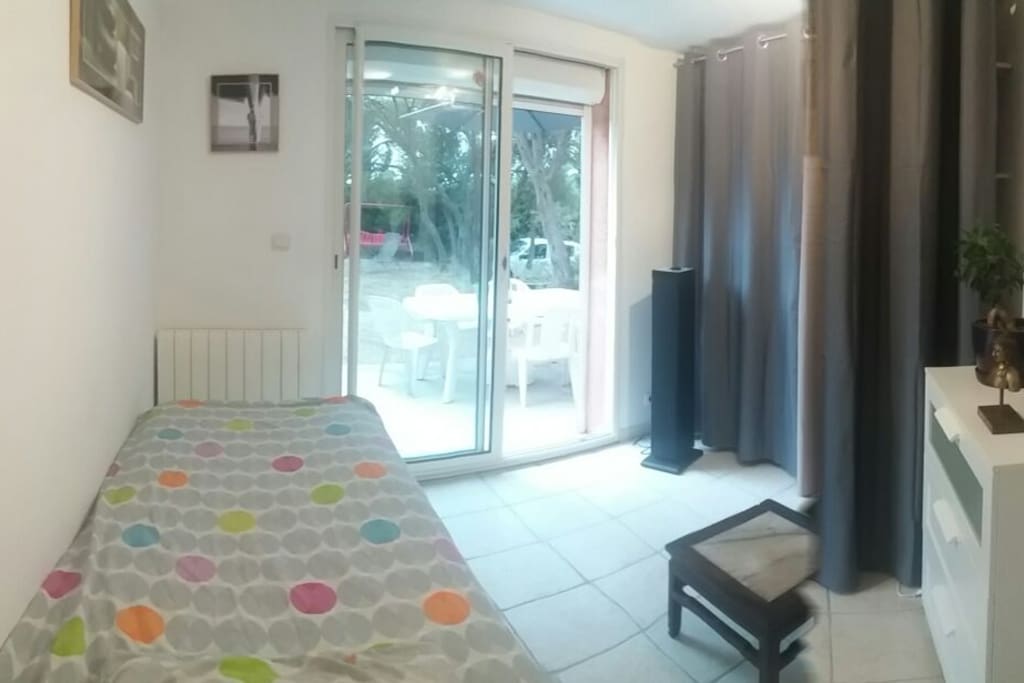 Chambre zen donnant sur la terrasse avec table de jardin