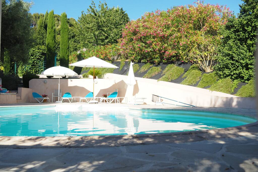 Piscine, transats et parasols