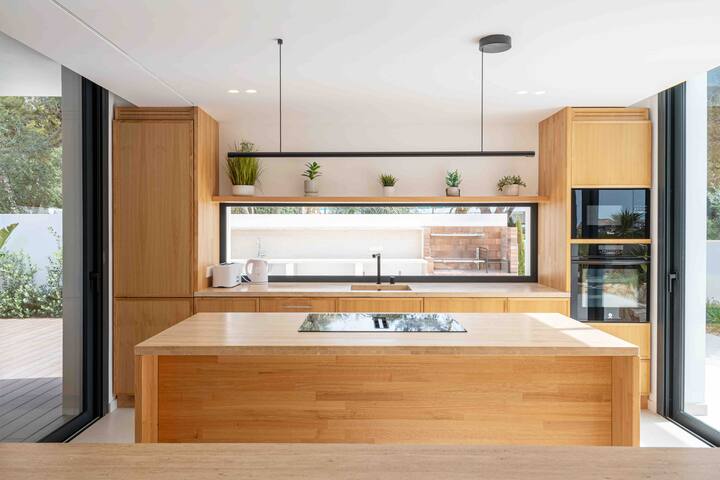 Chalet de lujo con piscina delante de la playa. gallery image 5