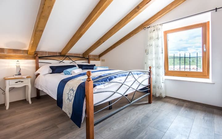 חדר שינה עם מיטה זוגית בקומה הראשונה