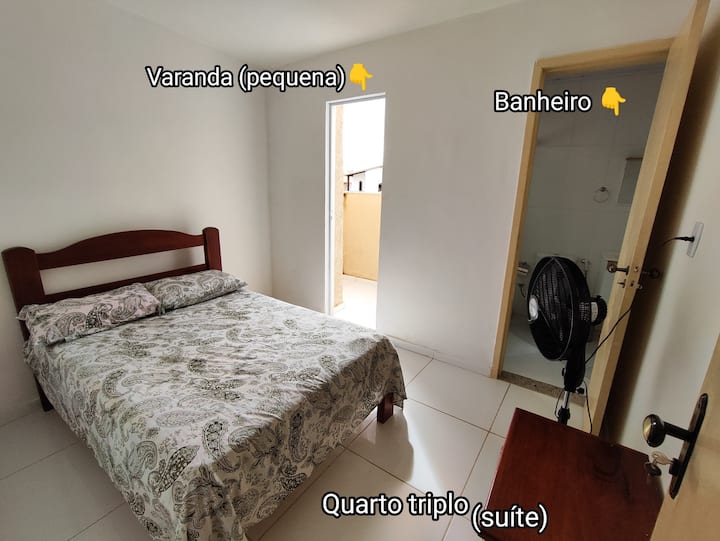 Dhomë gjumi në katin e dytë – Me banjë private, 1 krevat dopio, 1 krevat tek dhe një ballkon të vogël.

* Përfshin jastëkë dhe një ventilator dyshemeje.
* Shtrojat e krevatit, për qëllime ilustruese * (Nuk i kemi!)