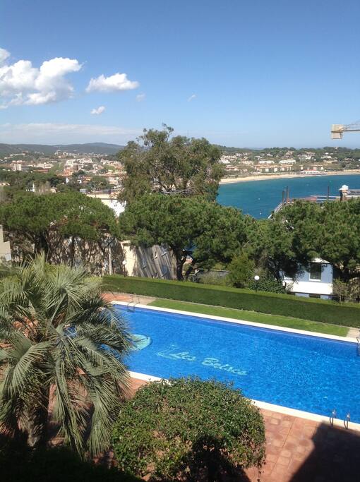 Vue de la terrasse sur la baie et la piscine de la résidence