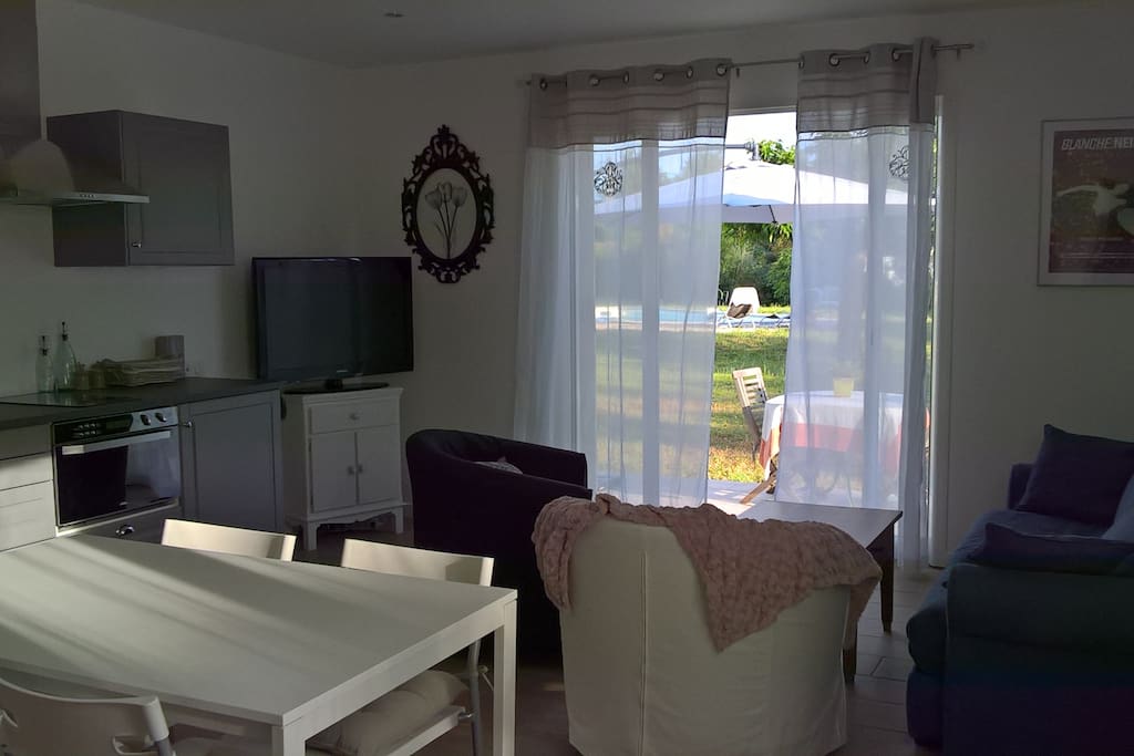 Un salon cosy avec baie vitrée sur jardin