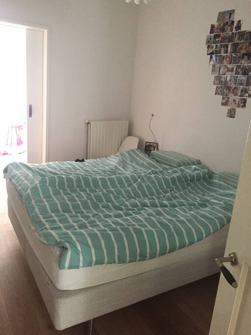 Grote slaapkamer met 2 persoons box spring