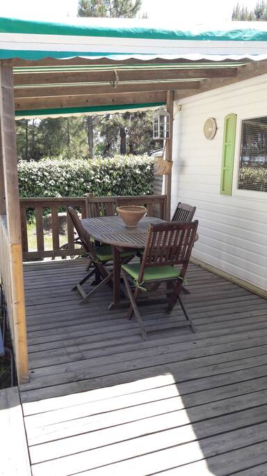 Terrasse privative semi-couverte où vous pourrez prendre vos repas tranquillement..