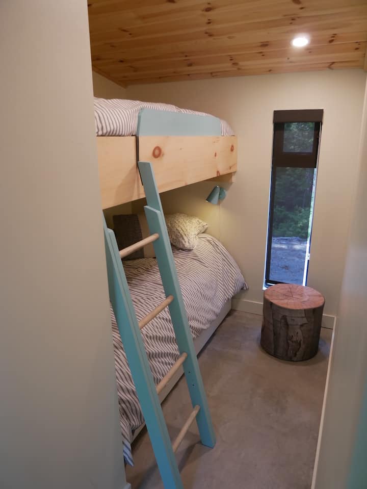 Chumba cha watoto kilicho na vitanda vya ghorofa moja