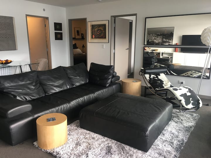 Luxurious Lakefront 2 Bedroom Apartment. - Southland