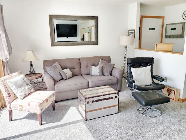 Spacious Stowe condo Amzing views w/shared hot tub