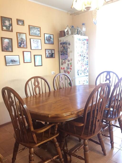 Большой стол для дружного завтрака/ Really big table for friendly family breakfast