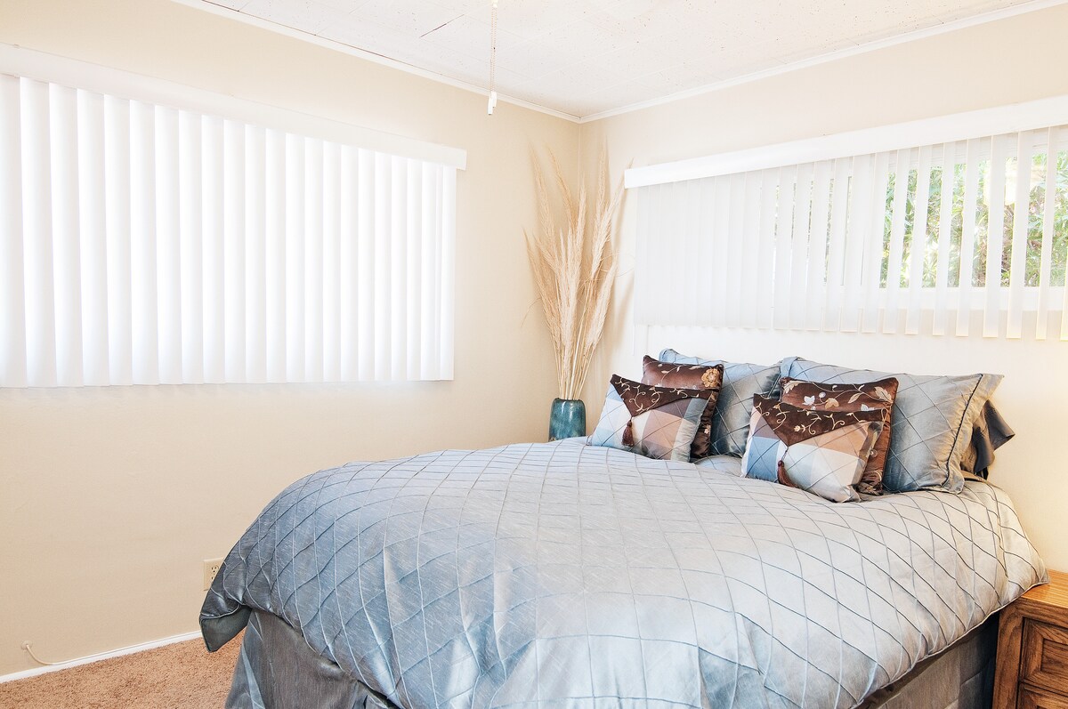 سرير بحجم كوين عالي الجودة مع فراش قطني بنسبة 100%.