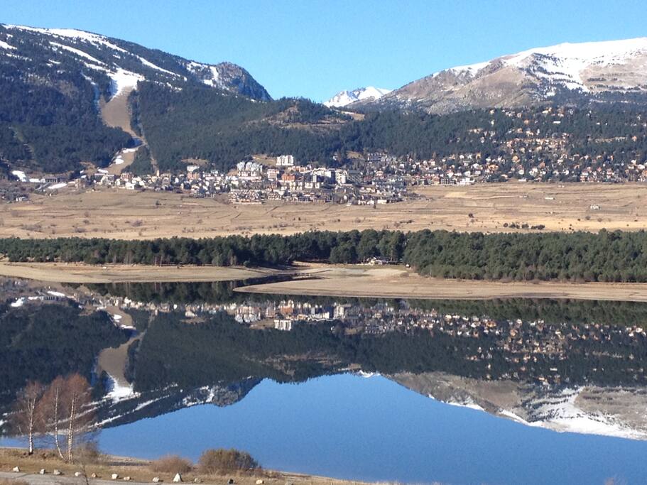 Une vue imprenable sur le Lac et la station et des pistes de ski
