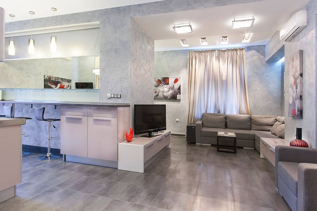 This wonderful apartment is in very centre of Kiev- in pedestrian part of Khreshchatyk street - Passage.