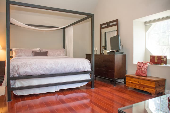 Cómodo dormitorio principal tamaño king con vistas al lago.