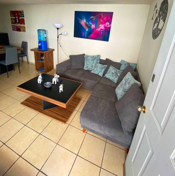 Malazi ya starehe katika eneo salama sana, kwetu jambo muhimu zaidi ni kwamba wageni wetu hupata usafi, starehe na mapumziko.  Tutazingatia mahitaji ya wageni wetu. Utahisi uko nyumbani!!