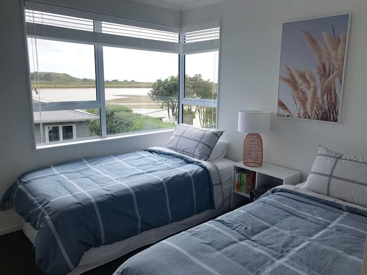 房子2 ： 2号卧室，加大双人床单人床