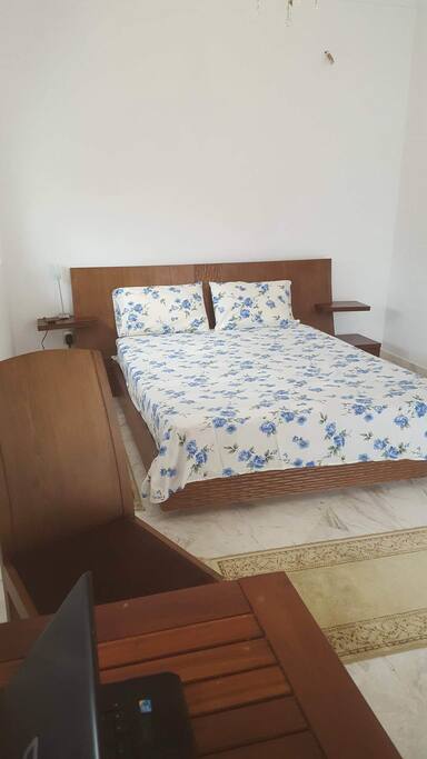 Chambre privée très agréable avec lit double, matelas orthopédique, avec coin bureau, TV et Wifi