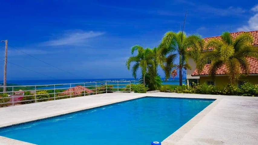 Modern apartment with a pool & amazing views!