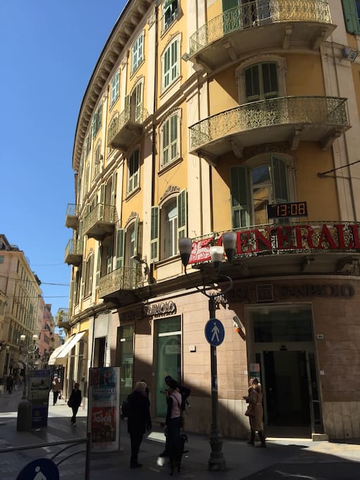 Il palazzo in stile neoclassico sorge sull'area pedonale di corso Matteotti, cuore dello shopping di Sanremo, negozi dei brand famosi, grandi magazzini, bar, ristoranti., gelaterie, cinema ...