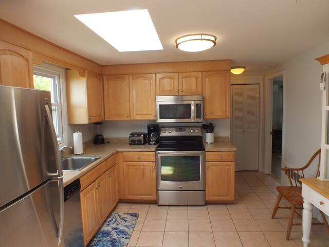 Great House, Great Location, Free Beach Parking gallery image 5