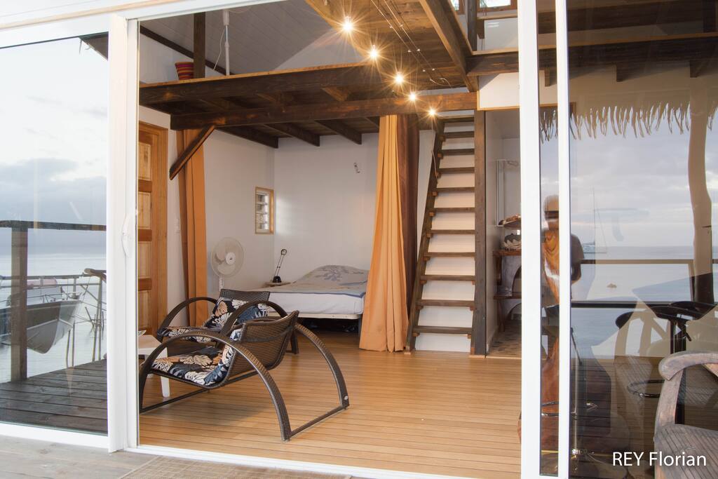 Un lit 2 places dans la chambre ; 2 lits 2 places en mezzanine.