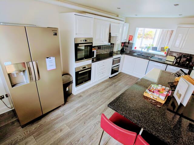 5⭐ Lakeside Family Home, near M60 and Station gallery image 4