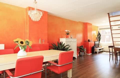 Popular Airbnb listing: TOP location with private terrace in old centre in Elandsgrachtbuurt