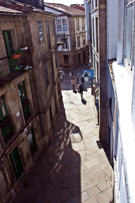 Vistas a una calle peatonal del centro desde la galería de la habitación :)